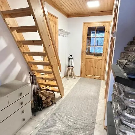 Nilimukka Log Near Center Леви